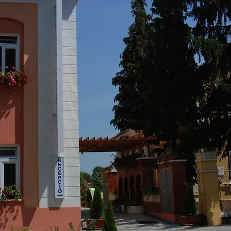 Park & Etterem, Hotel